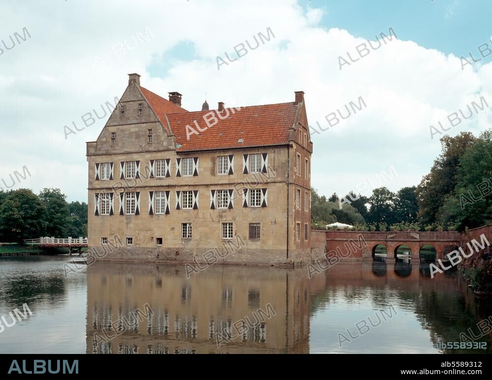 Münster, Burg Hülshoff / Westseite mit Wassergraben © Jochen Helle Format / Filmsize: 6 × 9 cm.