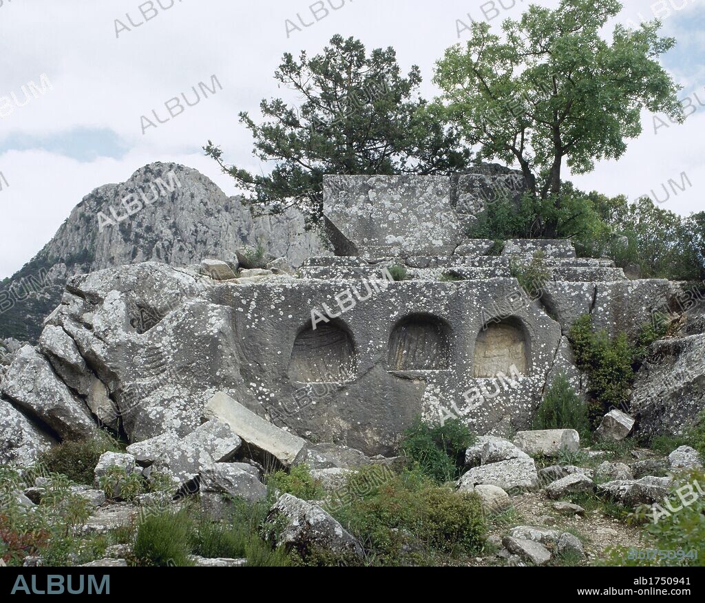 ARTE ROMANO. ASIA MENOR. TURQUIA. TERMESSOS. Antigua ciudad asentada entre las montañas. Tras un periodo de influencia griega, fue en los siglos II-III d. C. cuando alcanzó su pleno apogeo. Vista general de un HEROON, parcialmente excavado en la roca. Península Anatólica.
