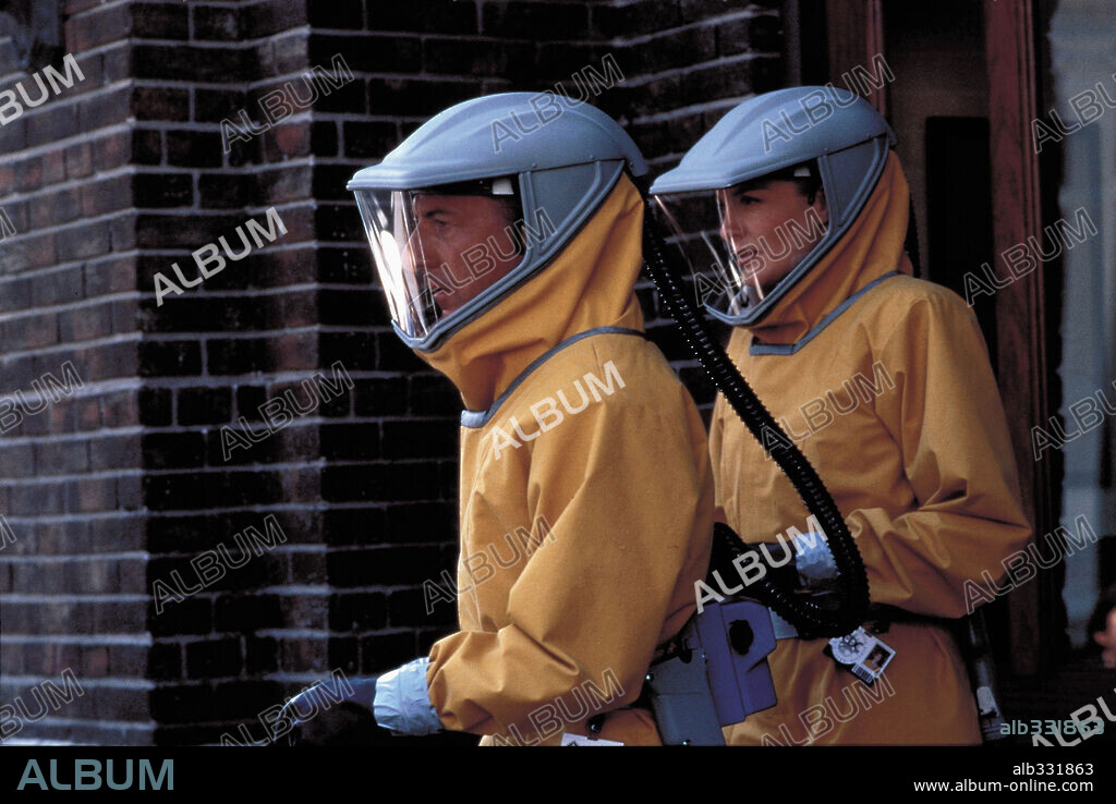 DUSTIN HOFFMAN y RENE RUSSO en ESTALLIDO, 1995 (OUTBREAK), dirigida por WOLFGANG PETERSEN. Copyright WARNER BROTHERS / SOREL, PETER.