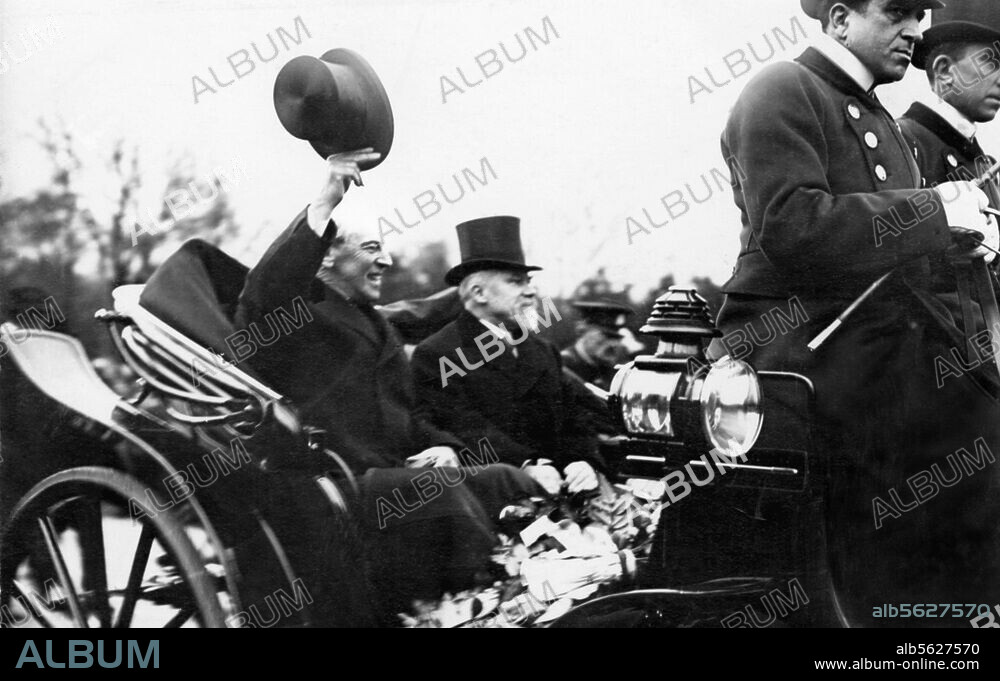 Wilson, (Thomas) Woodrow; 28th President of the USA (1913-21); 1856-1924. After the end of the war, 1918: Arrival of President Wilson in Paris, 18th December 1918 for the Peace Conference Jan. / June 1919: Wilson and the French President Raymond Poincaré in an open carriage. Postcard photo. Maurice Levert estate. Berlin, Sammlung Archiv für Kunst und Geschichte.