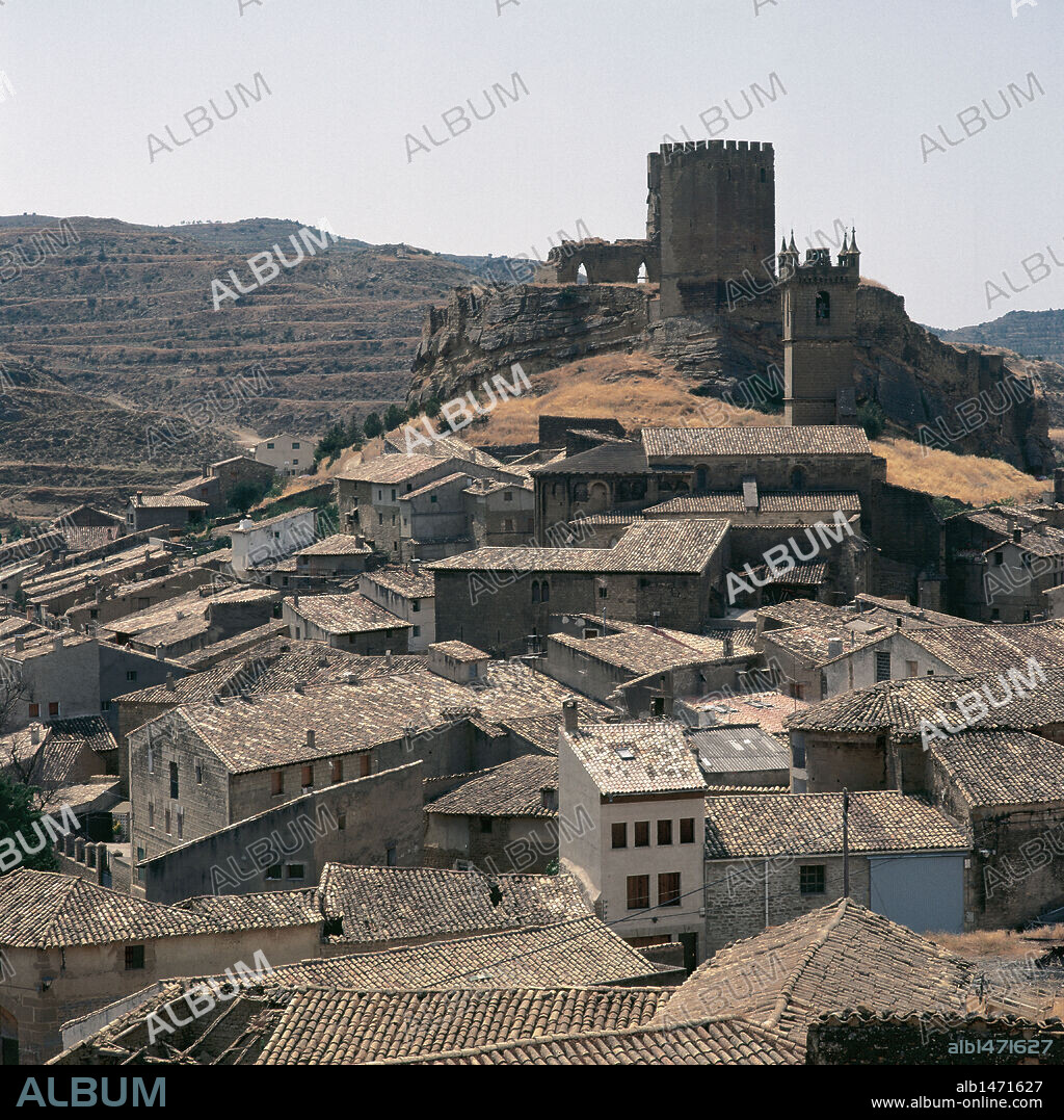 ARAGON. UNCASTILLO. Vista parcial de la población. Al fondo, el castillo, del siglo XII. Provincia de Zaragoza. España.