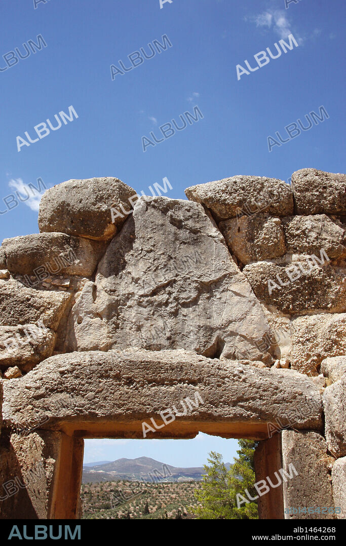 ARTE MICENICO. GRECIA. PUERTA DE LOS LEONES. (h. 1250 a. C.). Denominada así por el relieve triangular que la ornamenta y en que aparecen dos leones rampantes. Vista de la PARTE TRASERA. Esta puerta daba acceso a la ciudad fortaleza fundada en le II milenio. MICENAS. Provincia Argólide. Región Peloponeso.