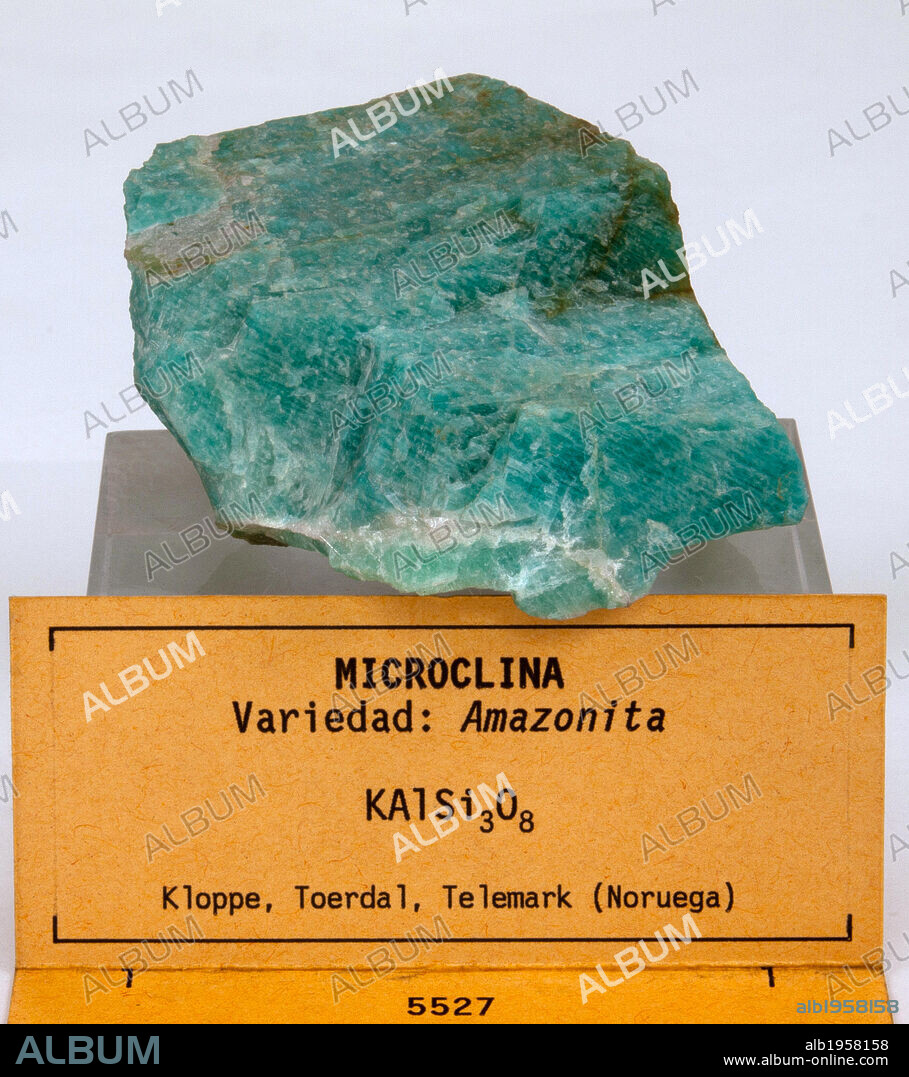 MICROCLINA. Mineral de la clase de los tectosilicatos. Variedad: AMAZONITA.