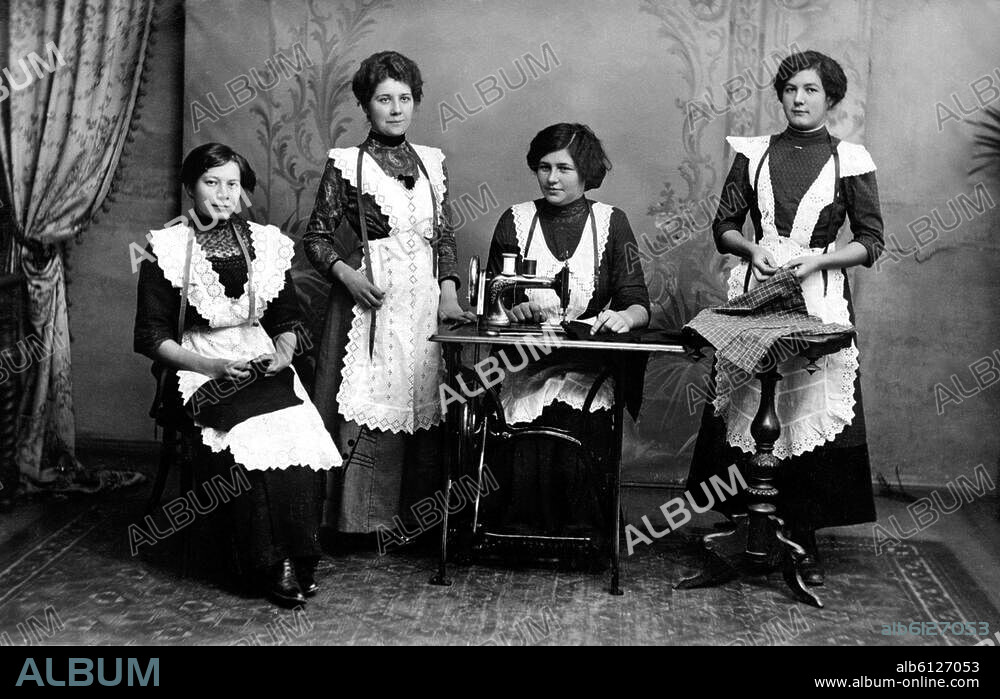 Handarbeit / Nähen.-Vier Frauen beim Nähen.-Foto.