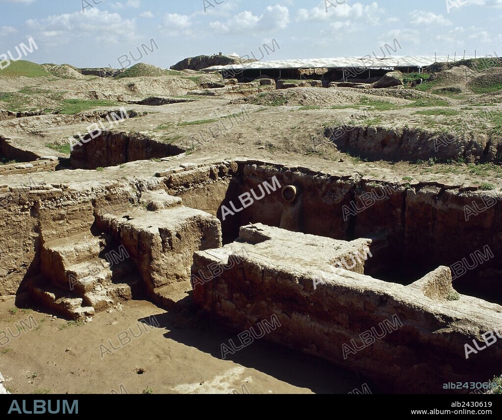 ARTE MESOPOTAMICO. SIRIA. (SEGUNDA MITAD DEL II MILENIO). CIUDAD DE MARI. Antigua población de la orilla derecha del Eufrates. Conquistada por Eannatum de Lagash y saqueada por Sargón de Akkad. Vista parcial de los cimientos de una de las habitaciones pertenecientes al PALACIO REAL. Alrededores de la actual Aboû Kemâl.