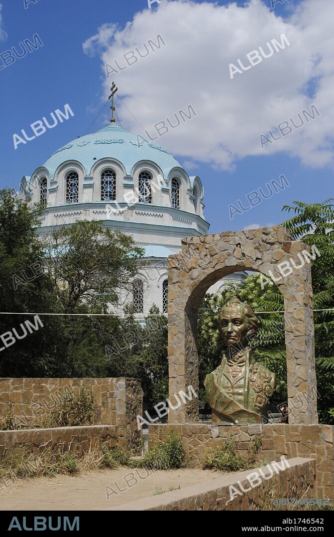 ALEKSANDR SUVOROV (1729-1800). Conde Suvórov de Rímnik, Príncipe de Italia. Militar del Imperio Ruso. Uno de los pocos generales de la história que nunca perdió una batalla. Participó en la Guerra Ruso-Turca (1768-1774). Busto realizado por el escultor A. Maksimenko. Al fondo destaca la cúpula de la Catedral. Yevpatoriya. República Autónoma de Crimea. Ucrania.