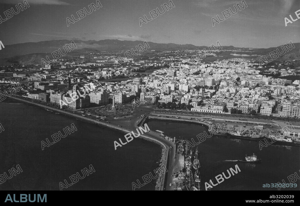 Islas Canarias. Santa Cruz de Tenerife. Vista aérea de la ciudad. Años 1950.
