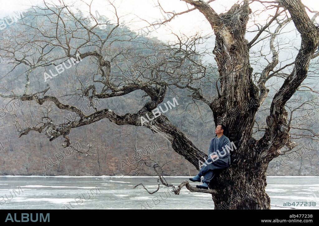 KI-DUK KIM en PRIMAVERA, VERANO, OTOÑO, INVIERNO... Y PRIMAVERA, 2003 (BOM, YEOREUM, GAEUL, GYEOUL... GEURIGO BOM), dirigida por KI-DUK KIM. Copyright SONY PICTURES CLASSICS.