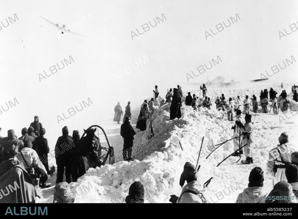2. Weltkrieg / Rußlandfeldzug:. Schlacht um Stalingrad August 1942 /. Januar 1943. Versorgung der eingeschlossenen 6. Armee in Stalingrad durch eine Luftbrücke. Soldaten der 6. Armee, erwarten die Landung einer Ju 52-Transportmaschine. Foto, Dezember 1942.