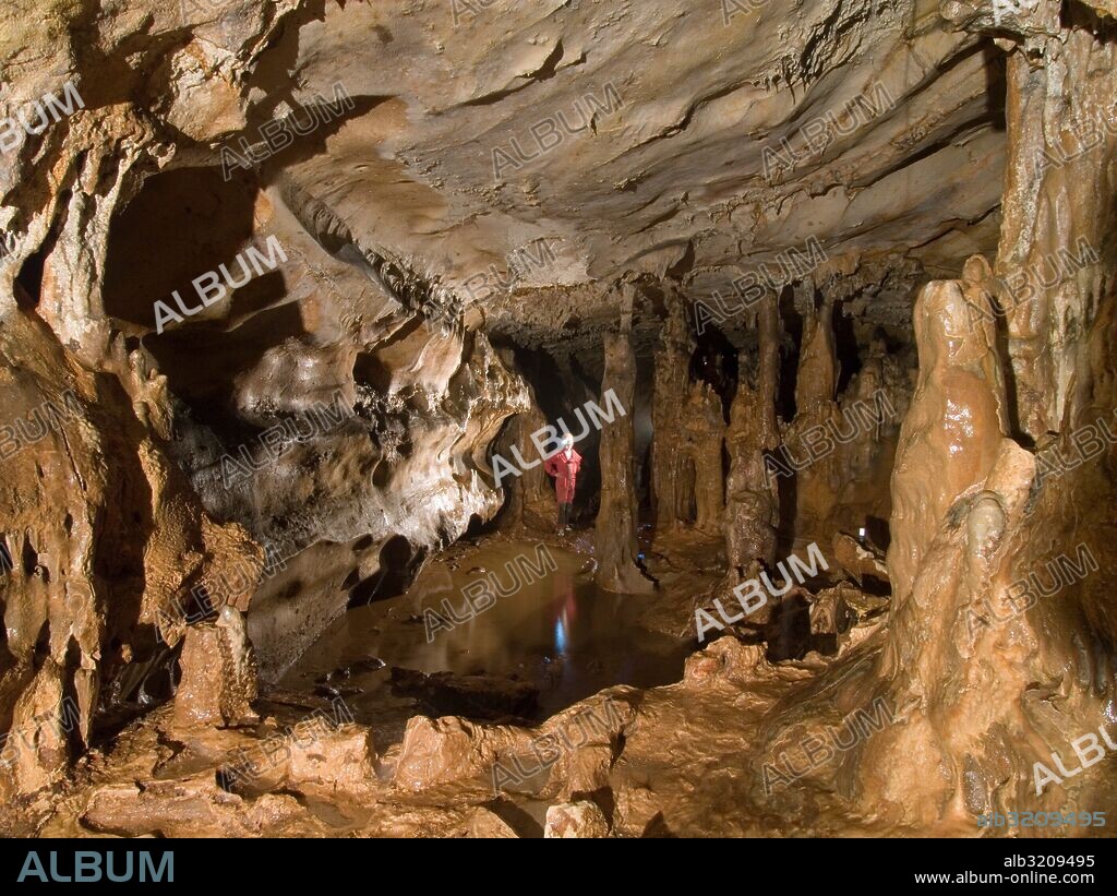 CUEVA DEL REGUERILLO: VISTAS DEL INTERIOR DE LA PRIMERA PLANTA CON EL LAGO.  COMIUNIDAD DE MADRID. ESPAÑA.