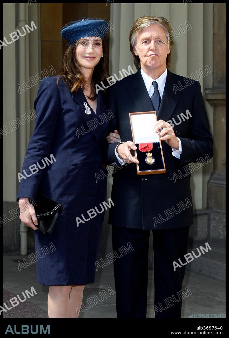 May 4, 2018 - London, London, United Kingdom - Investitures at Buckingham Palace. Nancy Shevell with Sir Paul McCartney who received the Order of the Companions of Honour.Investitures at Buckingham Palace, London, UK - 04 May 2018. 04/05/2018