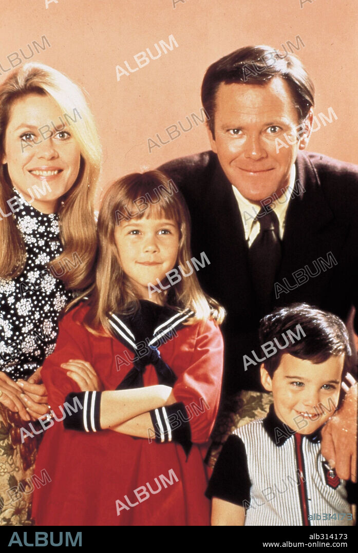 DIANE MURPHY, DICK SARGENT and ELIZABETH MONTGOMERY in BEWITCHED, 1964, directed by IDA LUPINO, RICHARD MICHAELS and WILLIAM ASHER. Copyright COLUMBIA PICTURES.