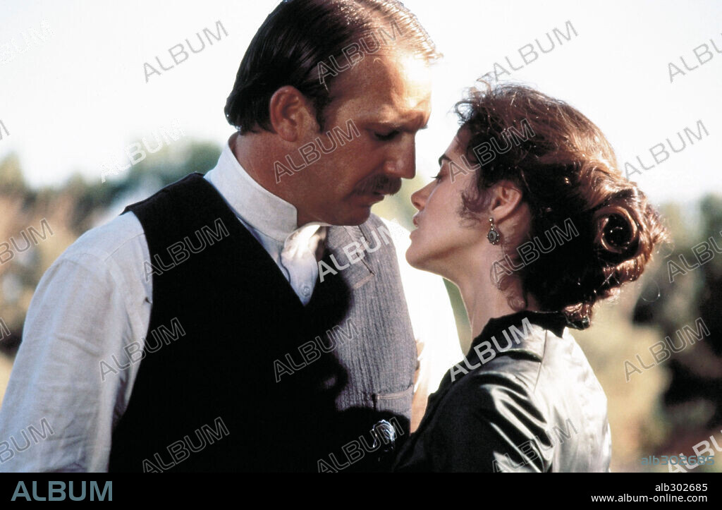 CATHERINE O'HARA and KEVIN COSTNER in WYATT EARP, 1994, directed by LAWRENCE KASDAN. Copyright WARNER BROTHERS / GLASS, BEN.