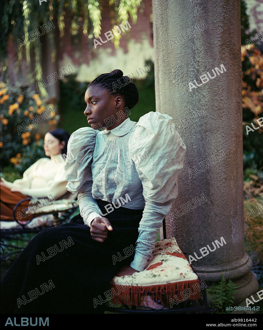 EMMA STONE and SUZY BEMBA in POOR THINGS, 2023, directed by YORGOS LANTHIMOS. Copyright ELEMENT PICTURES.