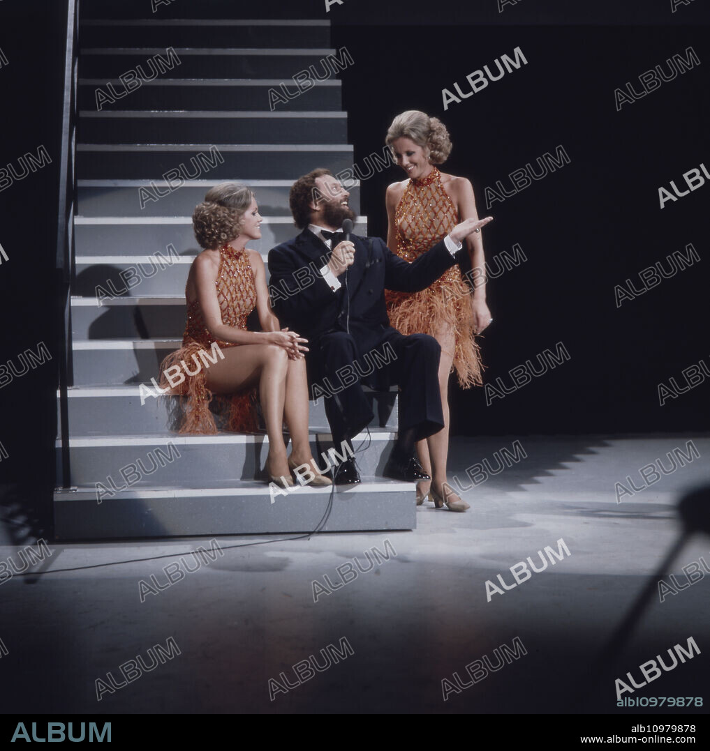 German bass vocalist Ivan Rebroff performing at the ZDF program Musik trumps with the two Kessler twins, Germany 1975.