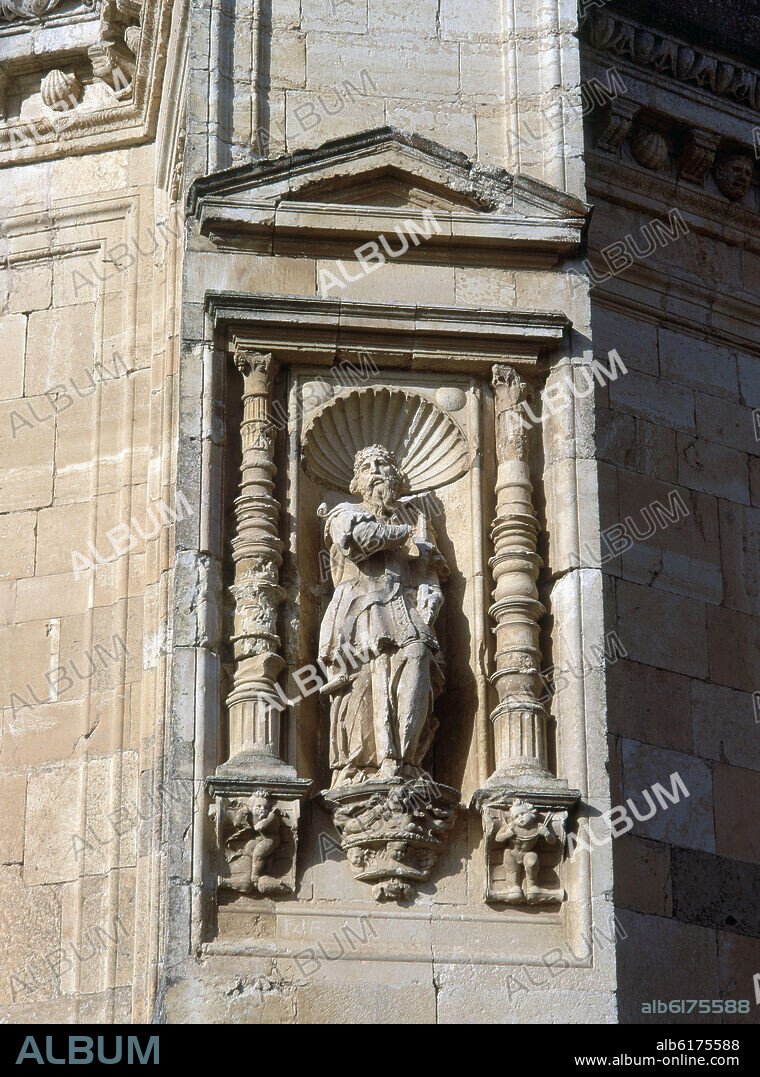 ESCULTURA DE UN REY DE ISRAEL EN EL CONTRAFUERTE DEL ABSIDE PLATERESCO - S XVI.