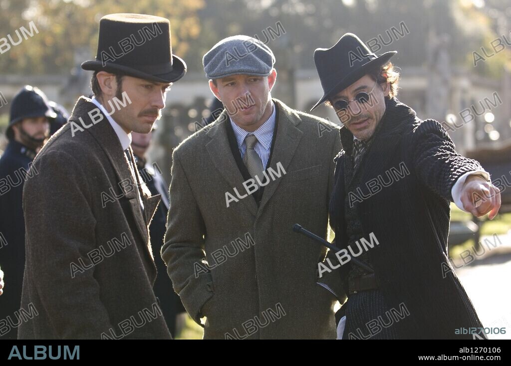 GUY RITCHIE, JUDE LAW and ROBERT DOWNEY JR. in SHERLOCK HOLMES, 2009, directed by GUY RITCHIE. Copyright SILVER PICTURES.