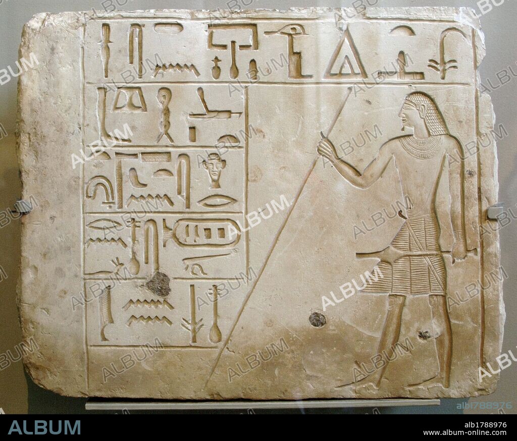 ARTE EGIPCIO. IMPERIO ANTIGUO. DINASTIA VI. LOSA DE LA TUMBA DE NEFERSESHEMPEPY. Realizada en piedra caliza. Sujeta un cetro y un bastón de mando. Fechada hacia el año 2150 a. C. Procede de Dendera. Museo Británico. Londres. Inglaterra. Reino Unido.