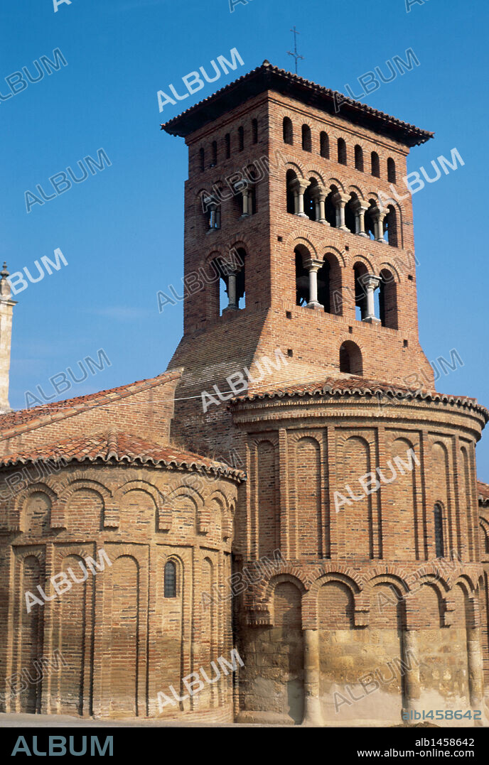 ARTE MUDEJAR. ESPAÑA. SAN TIRSO. Iglesia construída en el S. XII durante el llamado estilo 'románico del ladrillo'. Planta basilical, ábsides circulares y torres cuadradas. Sahagún. Provincia de León. Castilla-León.