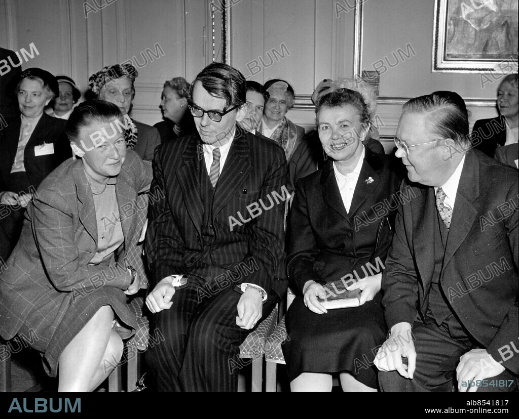 Stockholm 1954-05-08. Fru Barbro Alving, preceptor Karl Gunnar Hildebrand, författarinnan Stina Aronson och direktör Bertil Kugelberg på Fredrika Bremerförbundets årsmöte . Foto: SvD / TT / kod 12014.