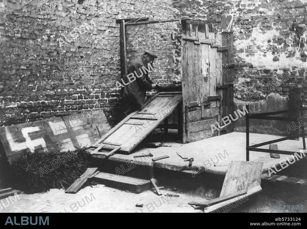 Religion / Jewish Religion. A Jew building a hut for the Laubhütten celebrations (Sukkot) in a Berlin backyard (one of the limber walls is painted with a swastika). Photo, um 1935 (after the National Socialists had risen to power 1933).