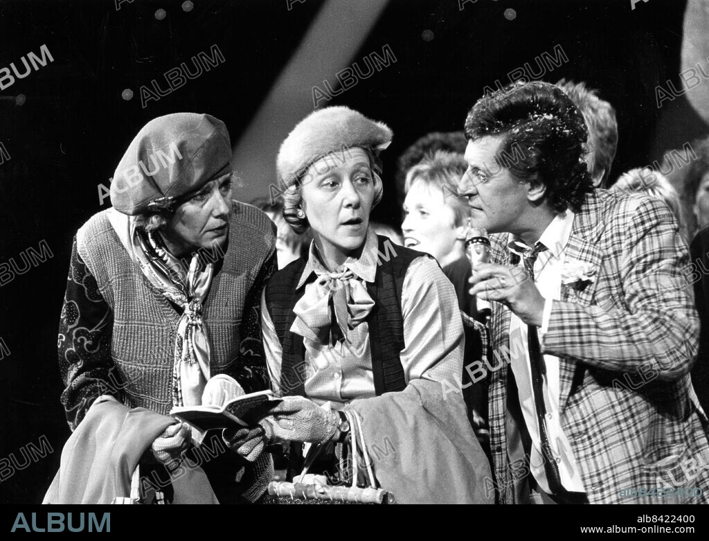Göteborg - 1990-talet - Lasse Brandeby - journalist - skådespelare - komiker - mest känd som rollfiguren Kurt Olsson - Här tillsammans med Alfhild och Ortrud - Agneta Danielsson och Med Reventberg *** Local Caption *** GP. KAMERAREPORTAGE.