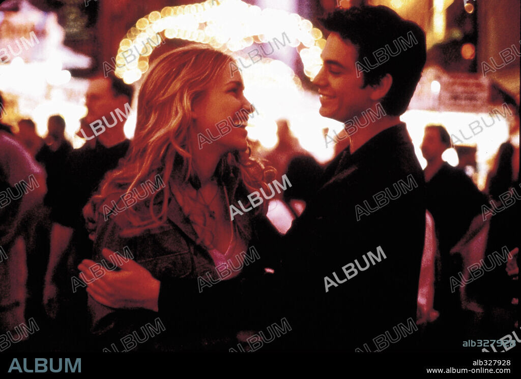 ADAM GARCIA y PIPER PERABO en EL BAR COYOTE, 2000 (COYOTE UGLY), dirigida por DAVID MCNALLY. Copyright TOUCHSTONE PICTURES / MASI, FRANK.