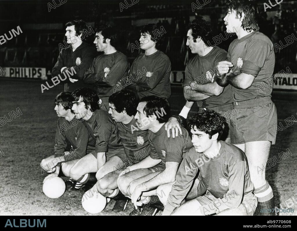 Formation of the Spanish team that faced Italy on January 25, 1978, at the Santiago Bernabéu stadium in Madrid, in a friendly preparation match for the 78 World Cup in Argentina. Standing from left to right, Arconada, Carrete, Marcelino, Pirri and Migueli; crouching, Cardeñosa, Dani, Rubén Cano, Asensi and López Ufarte. Spain won 2-1, with goals from Pirri, from a penalty, and Dani. The Italian goal was achieved by Tardelli.