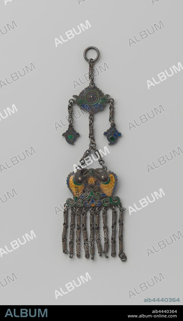 Chatelaine, Chatelaine of silver with enamel. The body consists of 2 fish, 9 chains hang below., Iran (possibly), 1600 - 1699, silver (metal), h 15.2 cm × w 8.9 cm × d 1 cm.