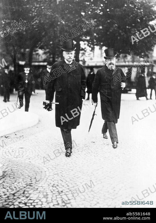 Bülow, Bernhard, Fürst von. Politiker (Reichskanzler 1900-09); Klein-Flottbek bei Hamburg 3.5.1849 - Rom 28.10.1929. / - Reichskanzler von Bülow (links) auf dem Weg zum Interparlamentarischen Kongress in Berlin am 17. September 1908; neben ihm Ernst Freiherr von Mirbach, Oberhofmeister der Kaiserin Auguste Viktoria. Foto.
