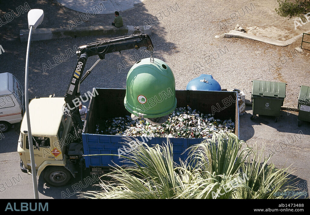 Camión vaciando el vidrio de los contenedores para su reciclaje. España.