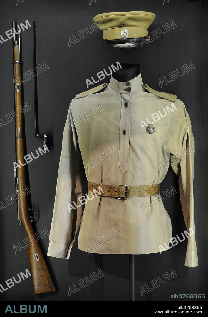 Primera Guerra Mundial (1914-1918). Letonia. Berdan 4.2, fusil de línea M-1871 con bayoneta (Rusia); gorra del uniforme de un fusilero letón; camisola del uniforme de un fusilero letón con cinturón y hombreras de fusilero del 2º Batallón de Fusileros Letones de Riga. Museo de la Guerra de Letonia. Riga.