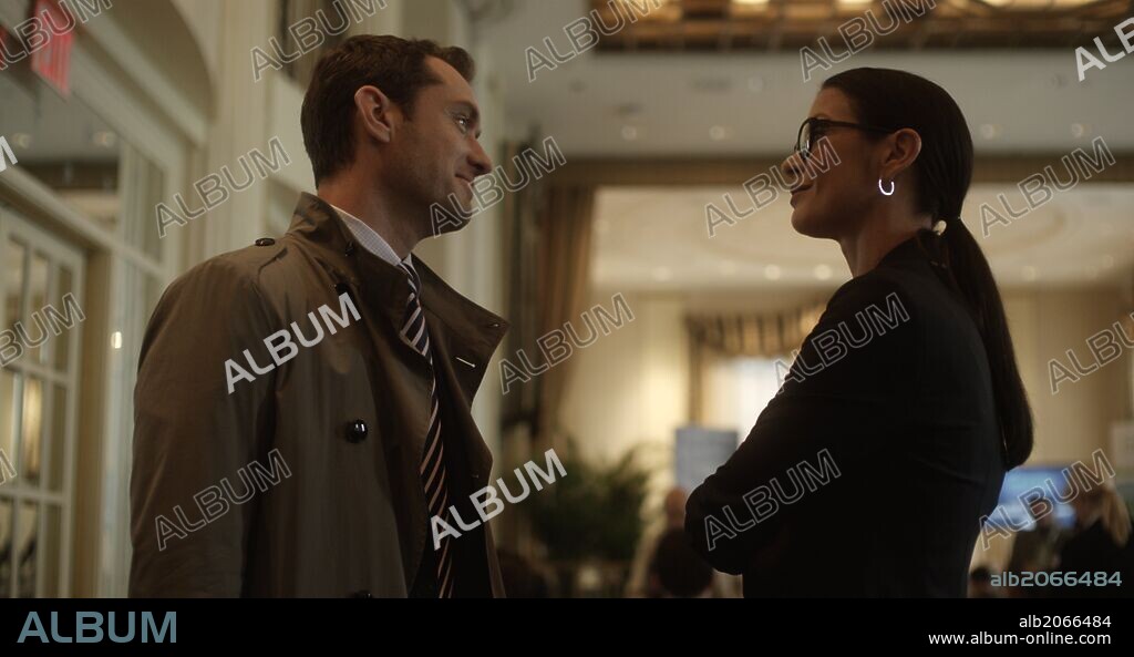 CATHERINE ZETA-JONES and JUDE LAW in SIDE EFFECTS, 2013, directed by STEVEN SODERBERGH. Copyright Di Bonaventura Pictures/Endgame Entertainment.