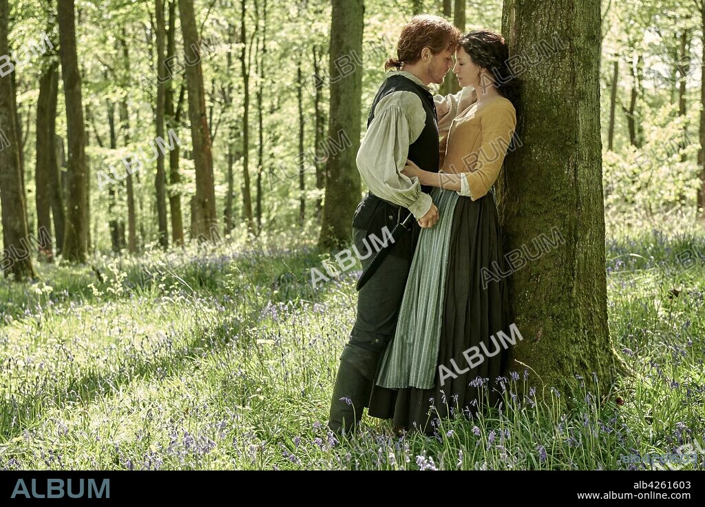 CAITRIONA BALFE y SAM HEUGHAN en OUTLANDER, 2014, dirigida por ANNA FOERSTER y BRIAN KELLY. Copyright STARZ. Temporada 4.