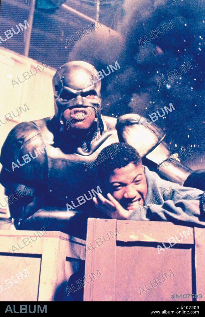 RAY J y SHAQUILLE O'NEAL en STEEL, UN HÉROE DE ACERO, 1997 (STEEL), dirigida por KENNETH JOHNSON. Copyright TMS & DC COMICS / ZUCKERMAN, ROBERT.