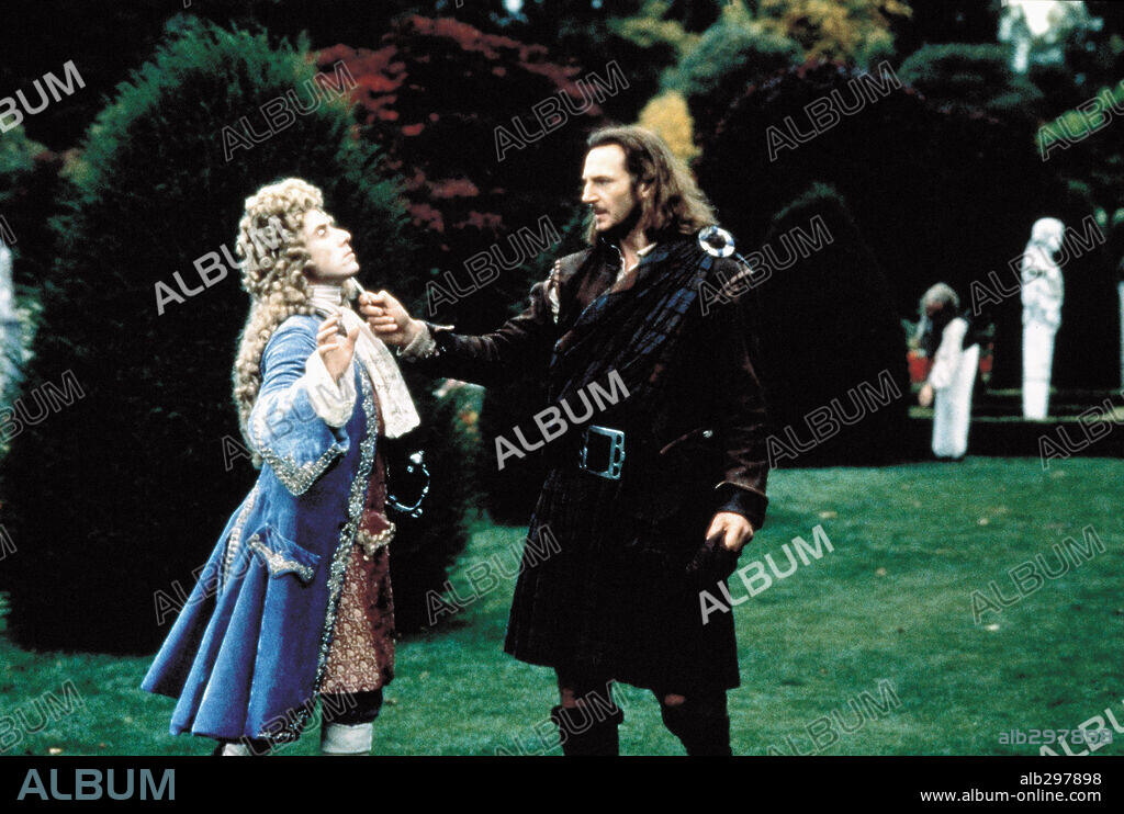 LIAM NEESON y TIM ROTH en ROB ROY, LA PASION DE UN REBELDE, 1995 (ROB ROY), dirigida por MICHAEL CATON-JONES. Copyright UNITED ARTISTS.