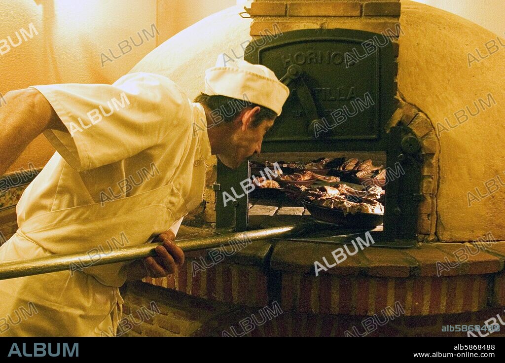 Aranda de Duero (comarca de Ribera del Duero); restaurante / fogón "Asador José María"; asando lechazos de cordero en el horno tradicional.