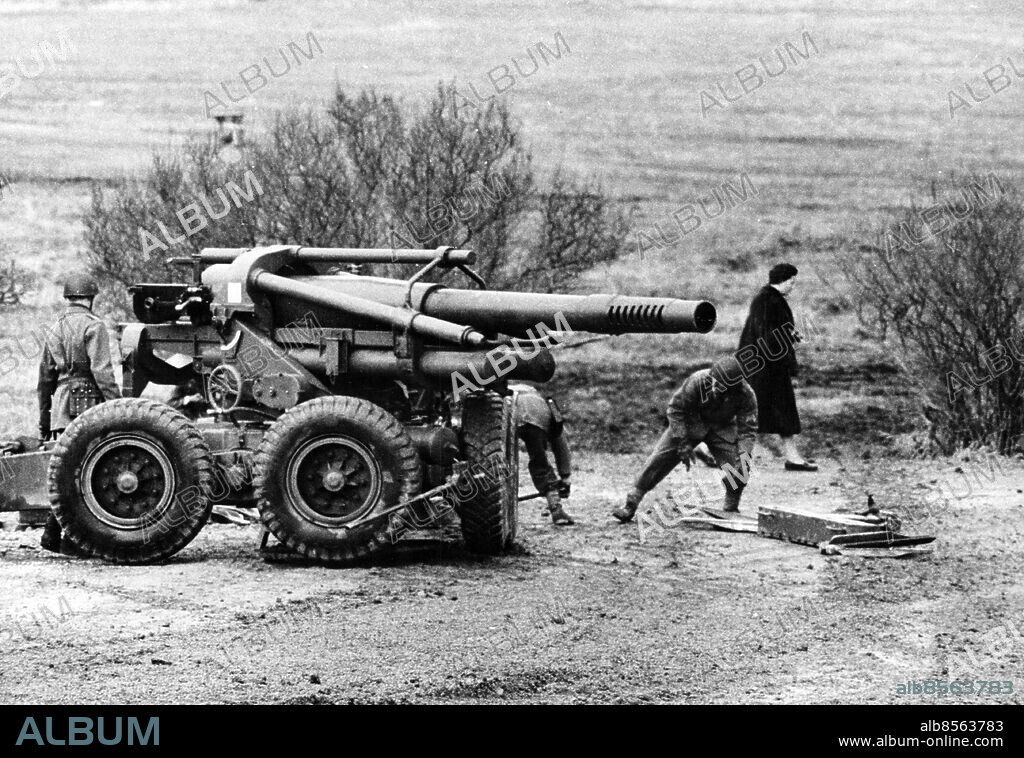 Rosersberg 1959-11-12. Haubits fransyskan 15,5 cm avfyras vid stridsövning på Rosersberg. Foto: Tore Burnäs / SvD / TT / kod 12014.