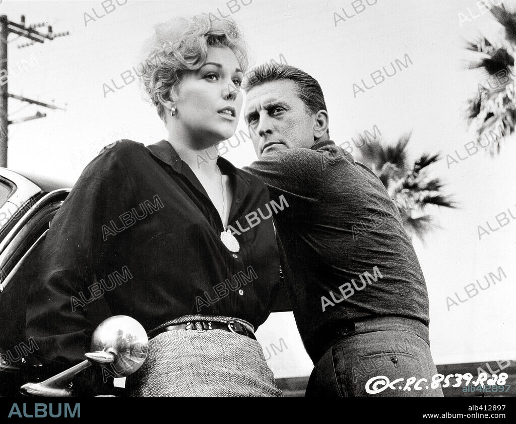 KIM NOVAK y KIRK DOUGLAS en UN EXTRAÑO EN MI VIDA, 1960 (STRANGERS WHEN WE MEET), dirigida por RICHARD QUINE. Copyright BRYNA-QUINE / COLUMBIA.