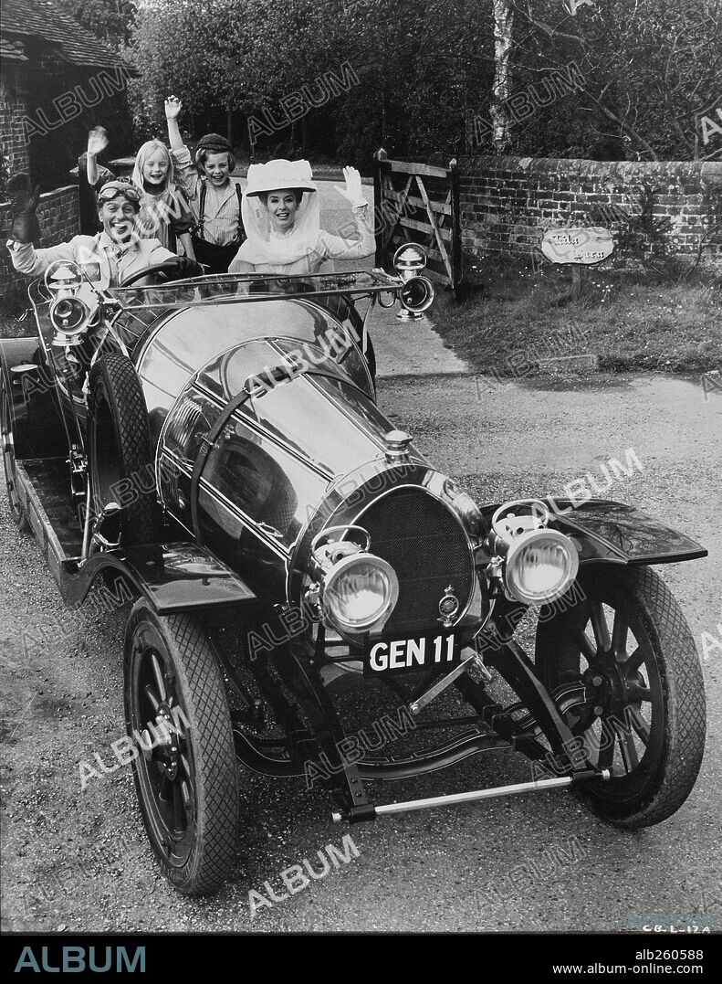 ADRIAN HALL, DICK VAN DYKE, HEATHER RIPLEY and SALLY ANNE HOWES in CHITTY CHITTY BANG BANG, 1968, directed by KEN HUGHES. Copyright WARFIELD/UNITED ARTISTS.