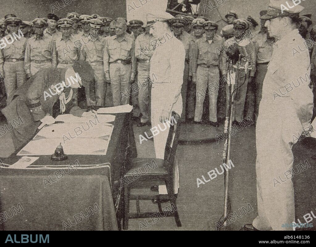 UMEZU (GENERAL JAPONES) FIRMA LA RENDICION EN TOKIO ANTE MAC ARTHUR Y LOS ALIADOS.