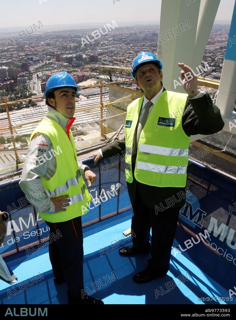 Madrid 06-22-2007 press conference 250 meters from Fernando Alonso height the president of the Madrileña mutual insurance company J.-Mª Pomatta in the mutual insurance tower on Paseo de Castellana photo Jaime Garcia Archdc.