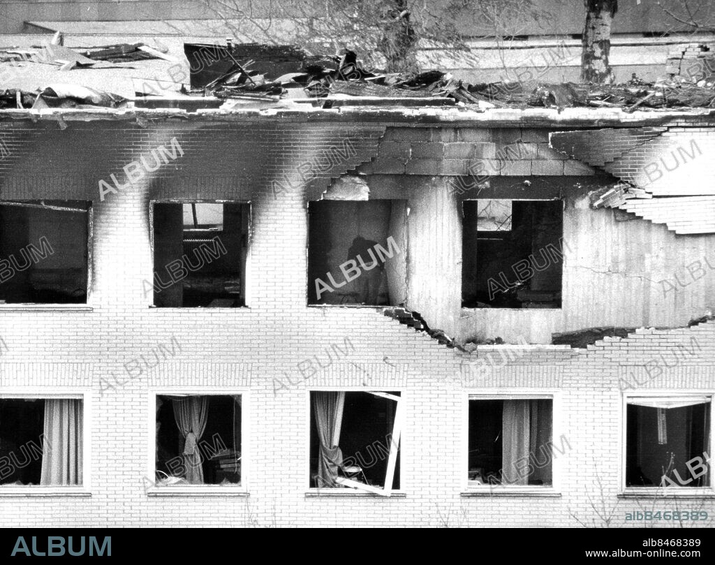 Stockholm 1975-04-24. Röjningsarbete efter explosionen på västtyska ambassaden i samband med ockupationen av Västtysklands ambassad i Stockholm, utförd av Kommando Holger Meins ur terroristgruppen Röda armé-fraktionen (RAF) 24 april 1975. Explosionen blåste ut alla fönster, och inventarier slungades flera hundra meter bort. Foto: Lennart Nygren / SvD / TT / kod 12014.