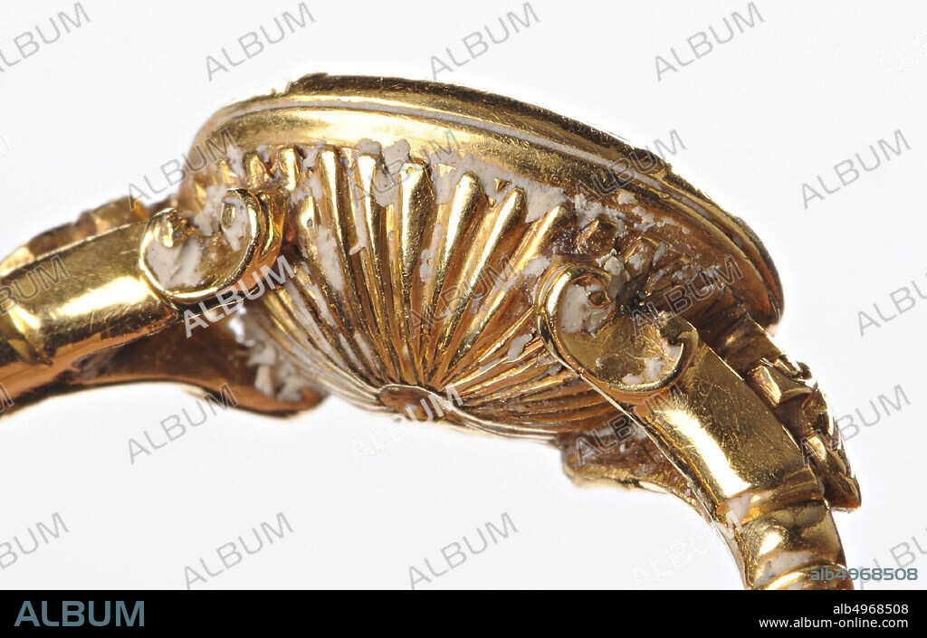Vz: the normally naked woman wears a hemation hanging from her shoulders and she brings a large scale with both hands to her mouth., Gem, intaglio, ringstone, plasma, Color: green, Shape: oval, Machining: front convex, in 17th century ring, Method: deep body modeling with two large rounded drills, detailing with a few rounded wheel grooves, 12 x 9 mm, D.? mm, 1st - 2nd century AD. 1-200 AD.
