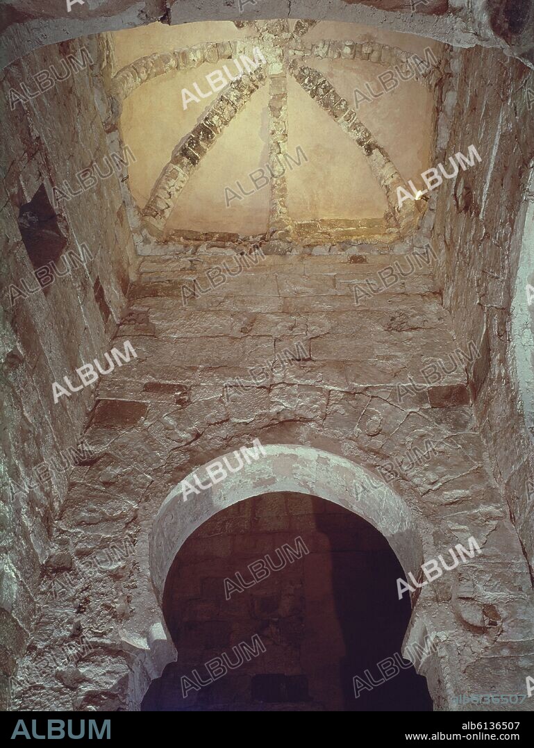 INTERIOR-CAPILLA-ARCO DE HERRADURA-BOVEDA ESQUIFADA-S X-ARQUITECTURA MOZARABE.