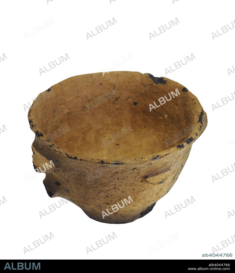 Cultura postalayótica. Copa. Siglos V-III a. C. Arcilla. Santuario del Predio de Son Corró (Costitx, Mallorca, Islas Baleares). Museo Arqueológico Nacional. Madrid. España.