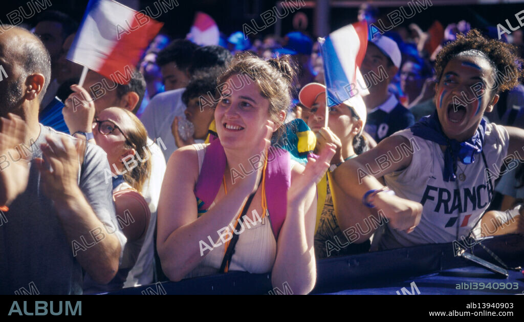 BLANDINE MADEC in THAT SUMMER IN PARIS, 2025 (LE RENDEZ-VOUS DE L'ETE), directed by VALENTINE CADIC. Copyright Comme des Cinemas / Cinq de Trèfle Productions.