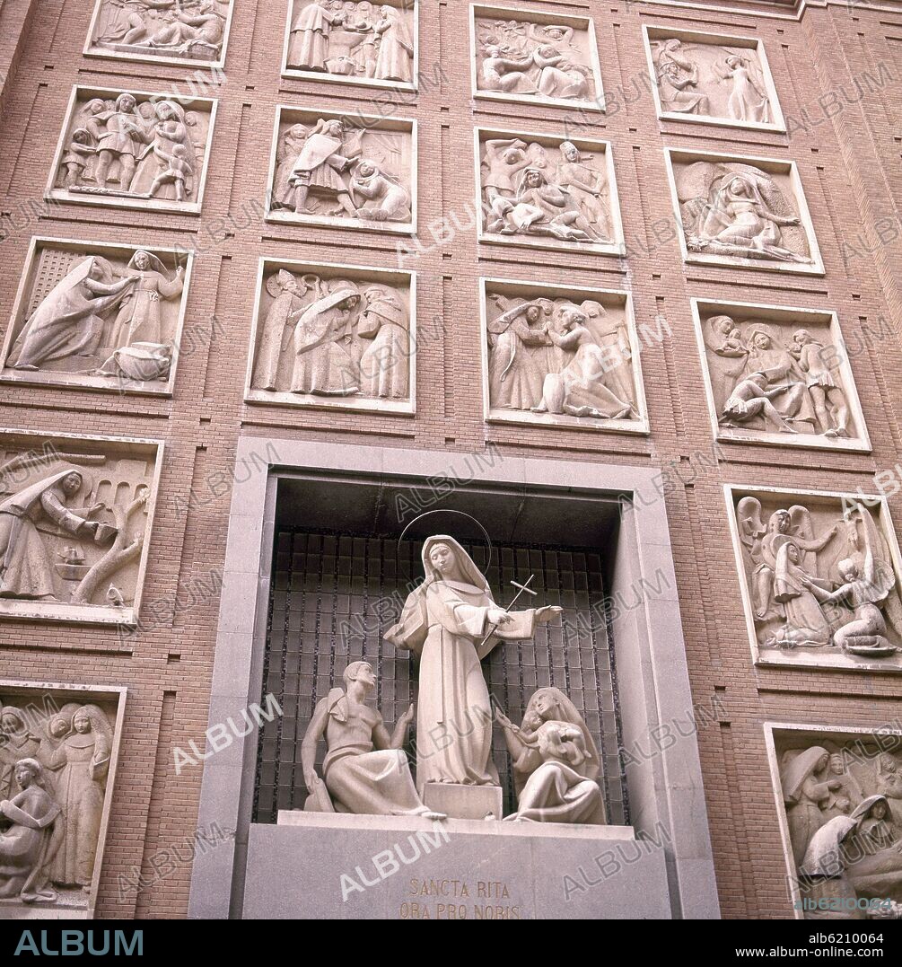 ANTONIO MARTÍNEZ PENELLA. ESCULTURAS CON ESCENAS DE LA VIDA DE SANTA RITA EN LA FACHADA DE LA IGLESIA DE SANTA RITA DE MADRID - 1959 FOTO AÑOS 60.