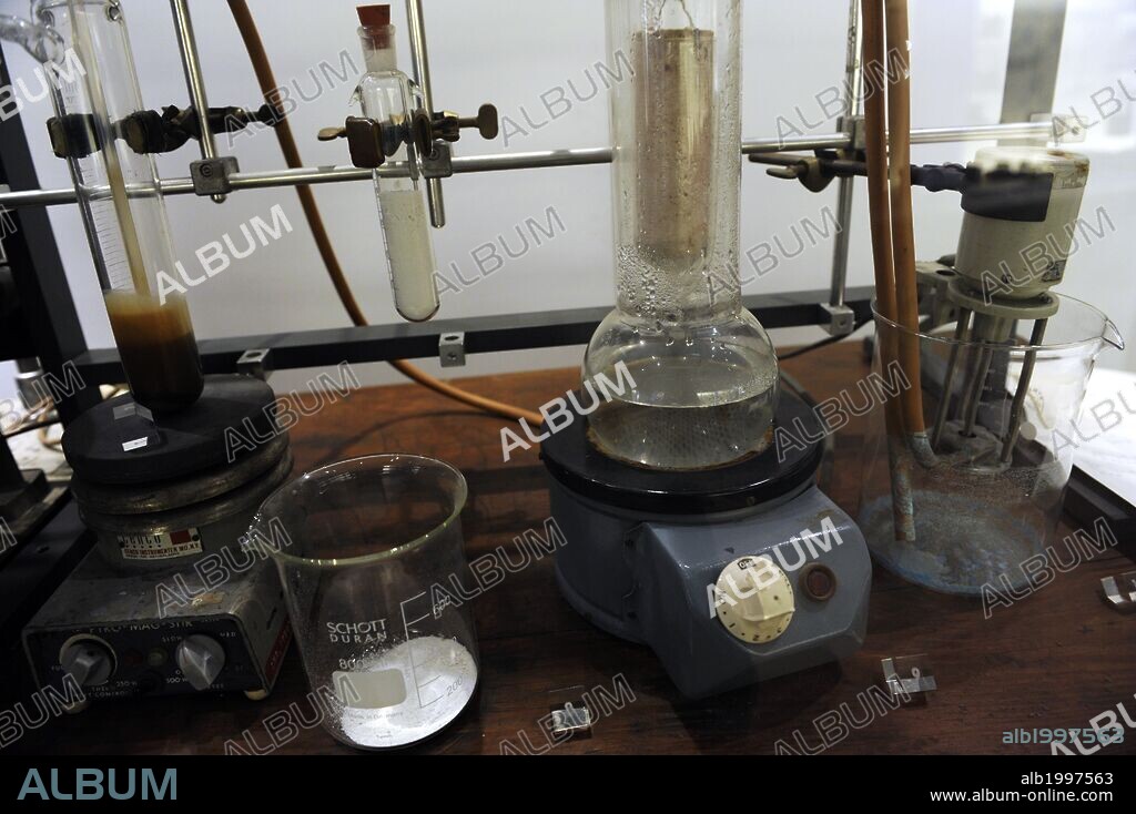 Giulio Natta (26 febrero 1903 a 2 mayo 1979). Químico italiano. Ganó el Premio Nobel de Química en 1963 con Karl Ziegler. Giulio Natta, del Instituto Politécnico de Milán (Italia) obtuvo PP isotáctico sólido en laboratorio, en 1954, utilizando los catalizadores desarrollados por Ziegler. Vitrina con la reconstrucción del laboratorio donde se creó el primer plástico de polipropileno isotáctico. Museo Nacional de la Ciencia y la Tecnología Leonardo Da Vinci. Milán. Italia.