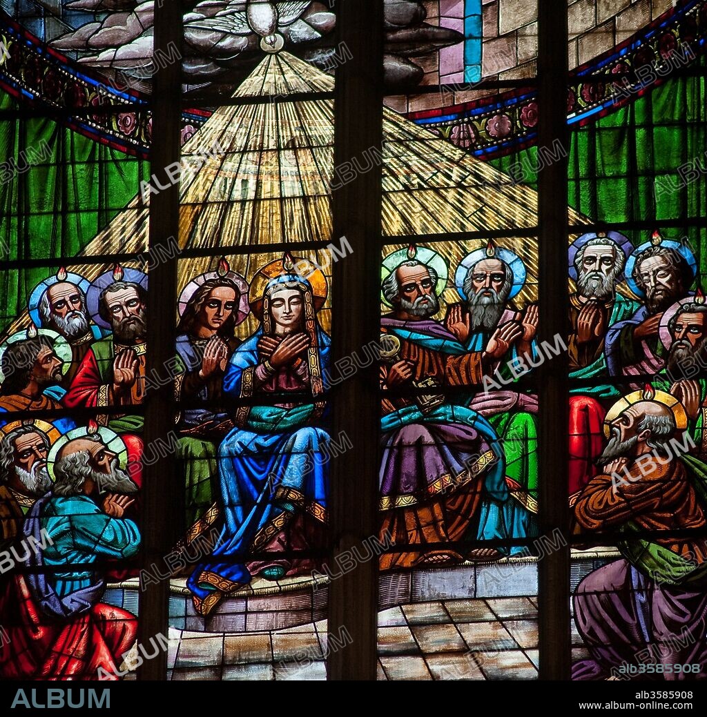 Vidriera representando el Espíritu Santo (detalle), en la catedral de Santa María del mar, Siglo XVIII, Barcelona, Barcelona, Cataluña, España.
